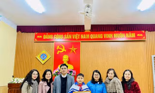 Tuyên dương học sinh trả lại ví cho người đánh rơi