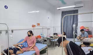 Hà Nội: Uống nước do người lạ phát ở cổng trường, nhiều học sinh nhập viện