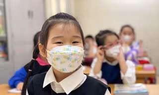 Lo ngại COVID-19 lây lan, một số địa phương yêu cầu học sinh đeo khẩu trang