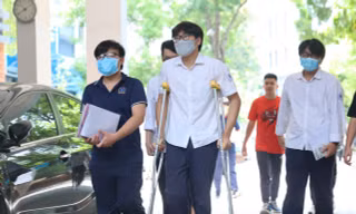 Hà Nội: Thí sinh mang bầu, thí sinh chống nạng dự thi