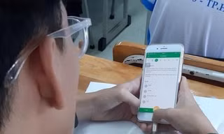 Từ bàn tay lén chơi game dưới ngăn bàn đến xem phim người lớn