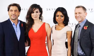 Từ phải qua Daniel Craig, Naomie Harris, Bérénice Marlohe và Javier Bardem tham gia “Bầu trời sụp đổ”. Ảnh: Reuters