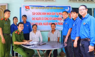 Đoàn thanh niên đến tận nhà giúp dân giải quyết thủ tục hành chính