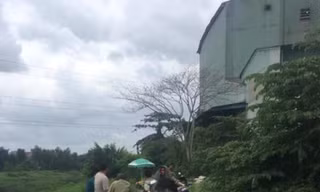 Phát hiện nam thanh niên chết bất thường bên lề đường