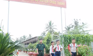 Đưa con nuôi tới trường