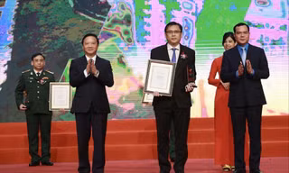 Ông Nguyễn Khắc Định trao biểu trưng "Vinh quang Việt Nam" cho các tập thể.