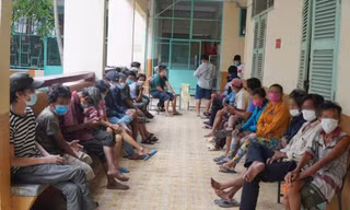 Những người vô gia cư, sống lang thang được quận 4 tập trung để chăm sóc nhằm tránh dịch bệnh lây lan. Ảnh: LĐO