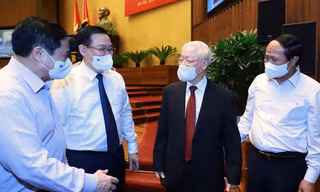 Tổng Bí thư Nguyễn Phú Trọng và Thủ tướng Phạm Minh Chính, Chủ tịch Quốc hội bên lề hội nghị (Ảnh Như Ý)