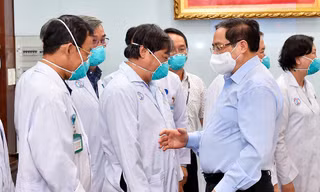 Thủ tướng động viên nhân viên y tế Bệnh viện Chợ Rẫy . (ảnh Nhật Bắc)