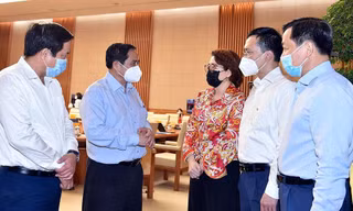 Thủ tướng gặp gỡ và trao đổi với các doanh nghiệp trong cuộc họp ngày 8/8 (ảnh Nhật Minh)
