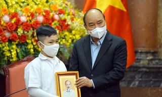 Chủ tịch nước tặng quà cho các hoàn cảnh khó khăn