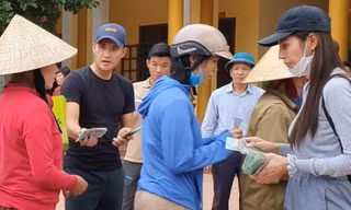 Ca sĩ Thủy Tiên trao tiền ủng hộ cho đồng bào bị lũ lụt