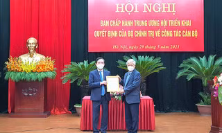 Bí thư T.Ư Đảng Đỗ Văn Chiến trao quyết định của Bộ Chính trị cho ông Lương Quốc Đoàn