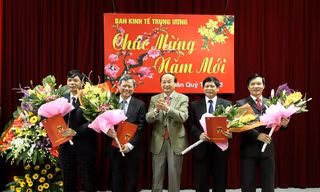 Ông Tô Huy Rứa trao quyết định cho 4 Phó trưởng ban Trưởng Ban Kinh tế Trung ương.