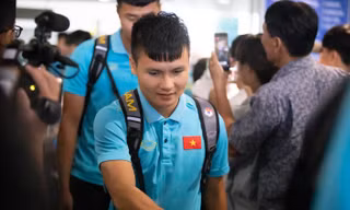 Tuyển Việt Nam về tới sân bay Nội Bài. Ảnh: Zing