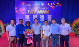 Đại diện các đơn vị tại buổi tặng quà. Ảnh: Tân Châu