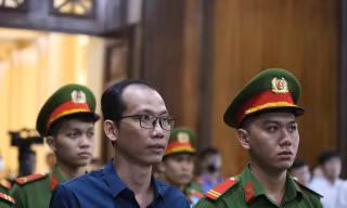  Vụ cựu Giám đốc Bệnh viện Thủ Đức tham ô hơn 100 tỷ đồng: Vì sao nhân viên rửa xe bị xét xử tội rửa tiền?