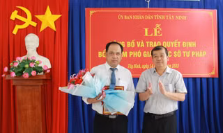 Phó Chủ tịch UBND tỉnh Tây Ninh, ông Võ Đức Trong (phải), trao quyết định cho tân Phó Giám đốc Sở Tư pháp tỉnh Tây Ninh, ông Nguyễn Minh Vũ. 