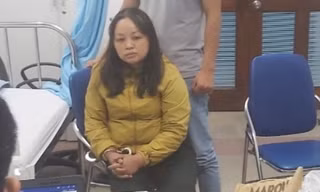 Kim Thanh Hạnh cùng tang vật nhận hối lộ.