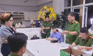 Bà Phạm Thị Tuyết Nhung thời điểm công an công bố các quyết định khởi tố. Ảnh: C.A