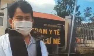Anh Ph.H.T. trước cổng Trạm Y tế xã Cư Né