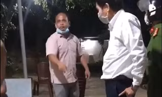 Người đàn ông lớn tiếng thách thức cơ quan chức năng