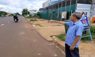 Người dân ở buôn Sút M'gưr bức xúc vì đã giao đất làm Tỉnh lộ 8 suốt 10 năm qua, nhưng đến nay họ vẫn chưa nhận được tiền đền bù