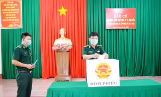 Cán bộ chiến sĩ đồn biên phòng Ea Hleo bỏ phiếu