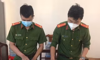 Công an kiểm đếm số kit test nhanh kháng nguyên vừa thu giữ