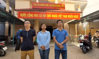 Từ trái qua: Thầy Nguyễn Tuấn Anh, cô H'Dim Niê Kdăm, thầy Nguyễn Ánh Dương tại phiên tòa sơ thẩm