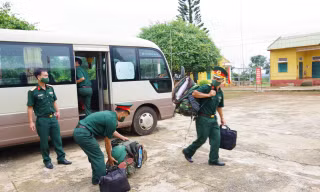 Cán bộ, chiến sĩ Bộ chỉ huy Quân sự tỉnh Đắk Nông lên đường làm nhiệm vụ