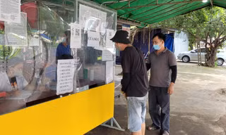 Người dân khai báo tại chốt kiểm soát dịch COVID-19 ở cầu 14, địa phận huyện Cư Jút