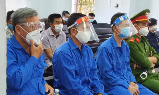 Trịnh Sướng (ngoài cùng bên trái) cùng các đồng phạm tại phiên xét xử sơ thẩm