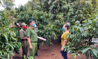 Công an xã Ea Kênh, huyện Krông Pắk tuyên truyền để người dân đề phòng các loại tội phạm dịp cuối năm, nhất là nạn trôm nông sản