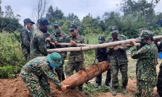 Lực lượng quân đội đưa quả bom MK82 đi hủy nổ an toàn