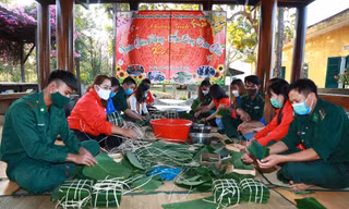 Bộ đội biên phòng gói bánh chưng tặng người dân vùng biên giới