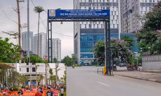 Cư dân khu Ngoại giao đoàn dài cổ chờ 'sổ đỏ' 