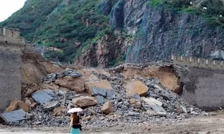 Một đoạn tường thành gần Trương Gia Khẩu, Hà Bắc bị sụp đổ