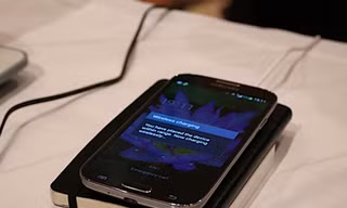 Sạc pin không dây, xuyên smartphone