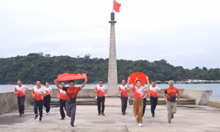 Xúc động Lễ Thượng cờ trên đảo Thổ Châu, hưởng ứng Tiền Phong Marathon 2025