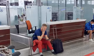 Tuyển Thái rút quân, HLV Mano Polking nghiên cứu chiến thuật ngay tại sân bay