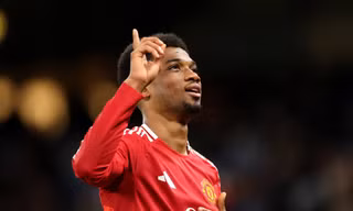 Amad Diallo bùng nổ, MU ngược dòng đánh bại Man City ngay tại Etihad