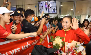 Mừng về nhà, các cô gái kim cương!