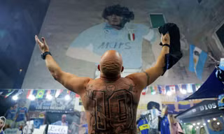 Vì sao Diego Maradona được sùng bái, trở thành vị thần bất tử ở Napoli? 