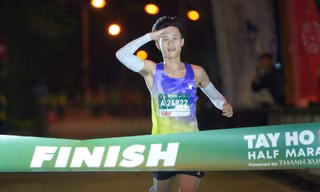 Vượt qua Kiplimo, Nguyễn Trung Cường phá kỷ lục tại giải bán marathon Tây Hồ