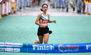 Tiền Phong Marathon 2025: Ngọc Hoa quá xuất sắc, Lê Thị Tuyết rời tốp ba 