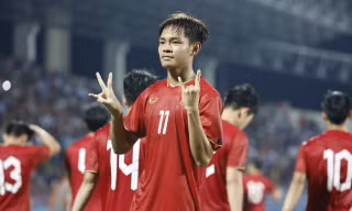 Người hùng Bùi Vĩ Hào tiết lộ lý do khiến U23 Việt Nam đá sung dưới cơn mưa tầm tã
