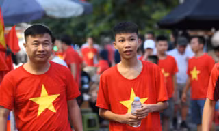 Sau cơn mưa, người hâm mộ Phú Thọ quyết nhuộm đỏ sân Việt Trì, cổ vũ U23 Việt Nam