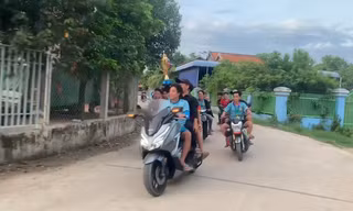 Vô địch, rước Cúp bằng xe máy và nhậu đến đêm, đây là cách người Việt sinh ở Campuchia chơi bóng đá