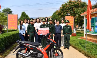 Ban tổ chức Tiền Phong Marathon tặng quà Đồn Biên phòng và Trường Dân tộc bán trú Huổi Luông
